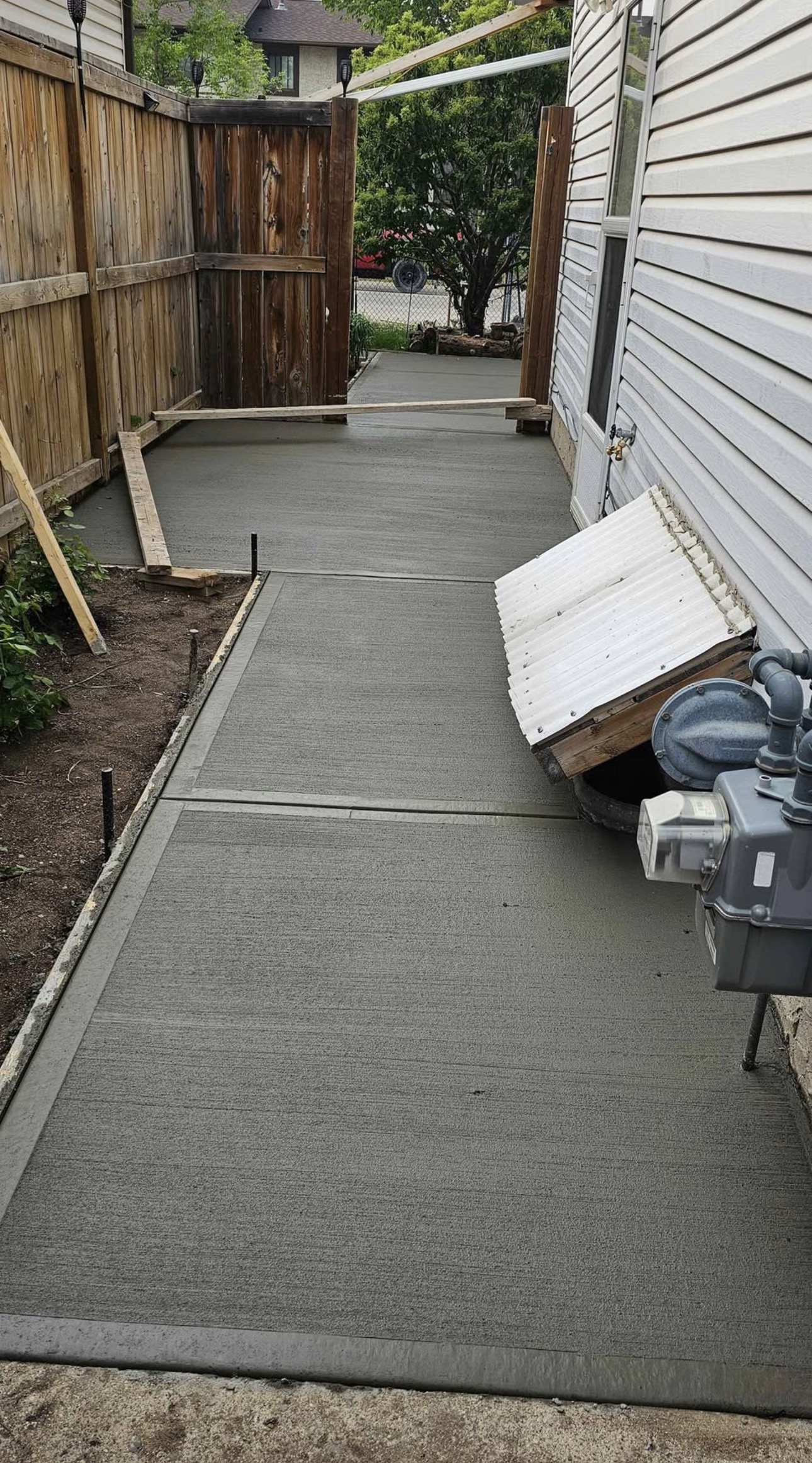Side yard concrete walkway — JG Concrete